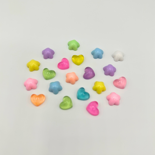 Gekleurde hartjes en stervormige speelelementen voor creatieve spelactiviteiten