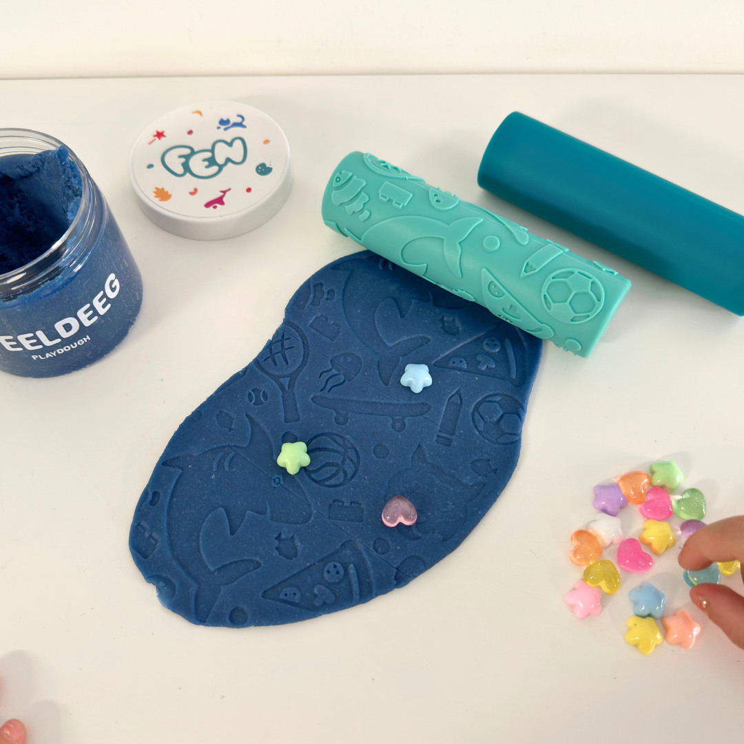 Sportieve turquoise roller met bal- & board-icons rolt over donkerblauw speeldeeg