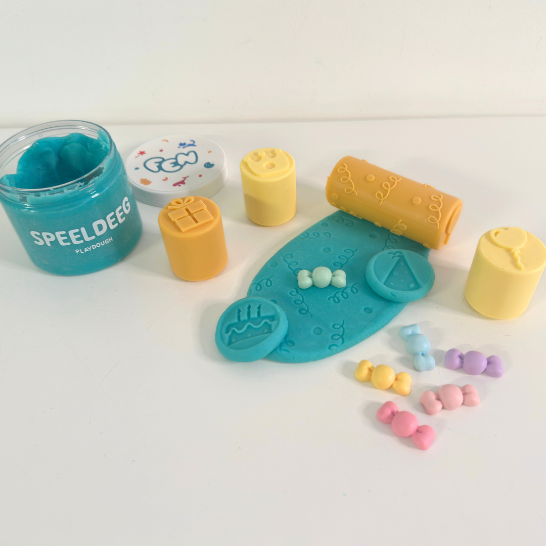 Geel feest-stempelpakket met slinger-roller op turquoise Fen-speeldeeg; confettivormen erbij