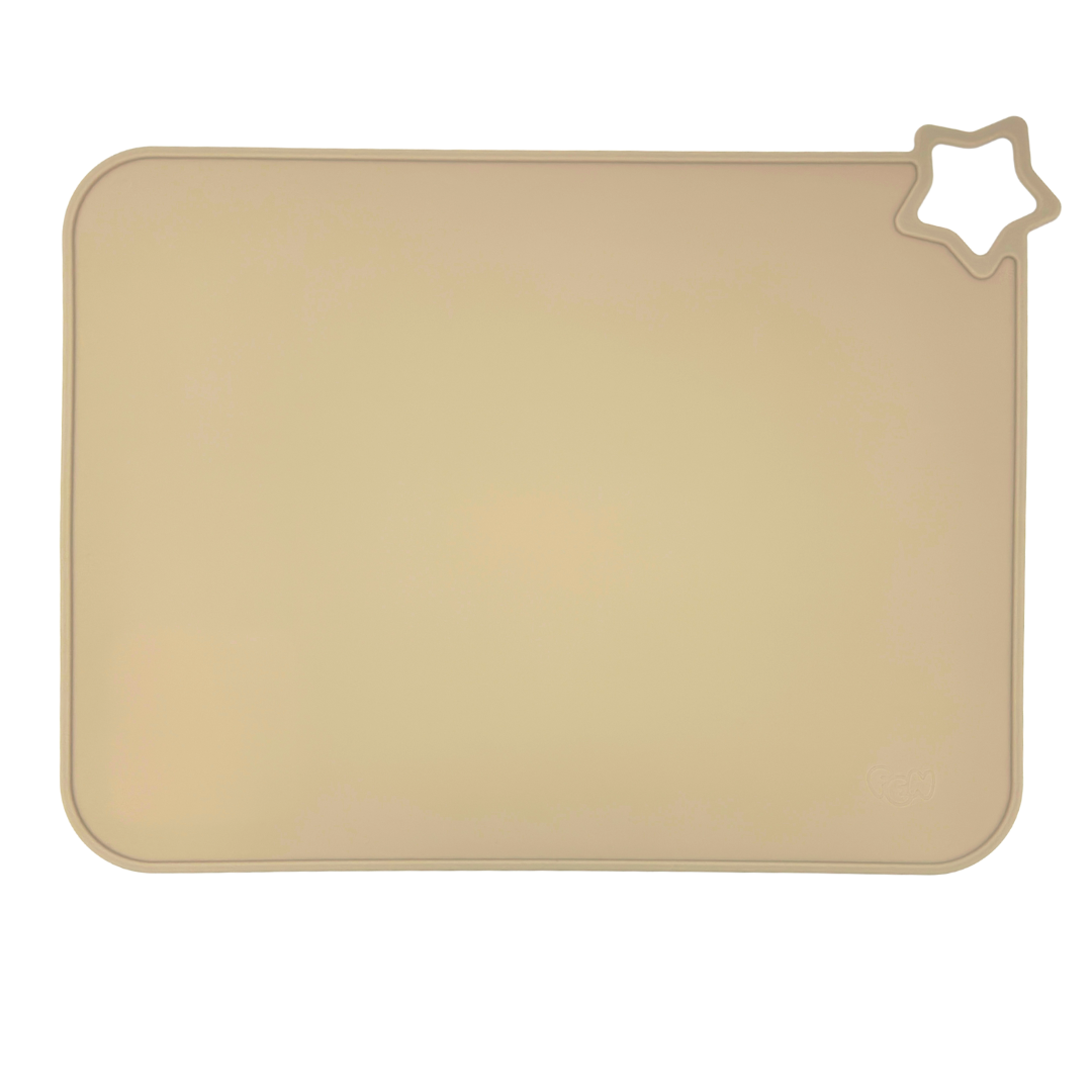 De zandkleurige placemat is stijlvol én praktisch. Past perfect bij rustiger speelomgevingen of het eetmoment.