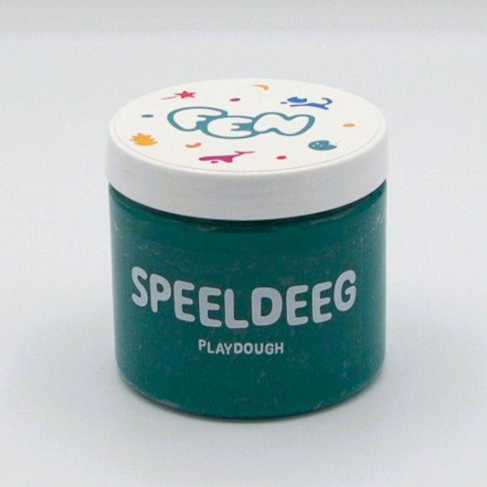 Zacht groene klei van Fen – natuurlijk en veilig spelmateriaal voor jonge kinderen