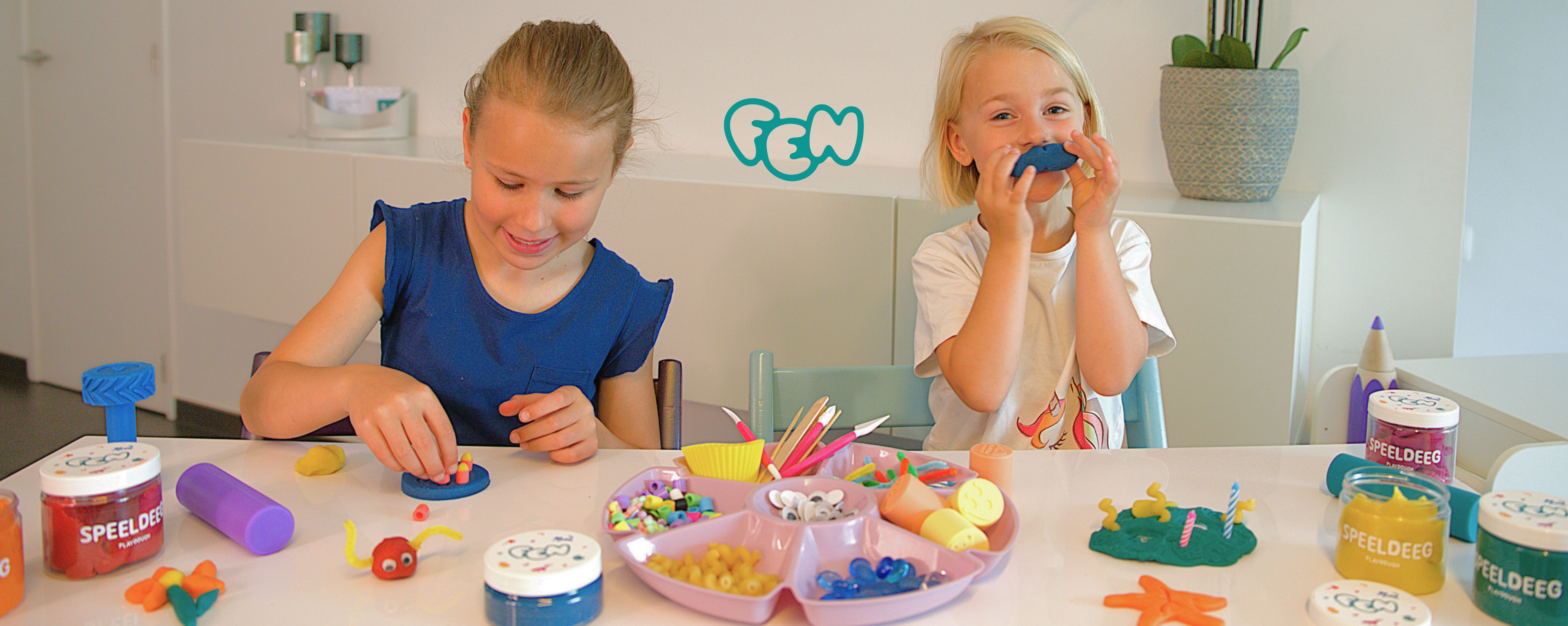 Twee kinderen spelen zelfstandig en creatief met natuurlijk speeldeeg van Fen – sensorisch open-ended speelgoed voor peuters en kleuters