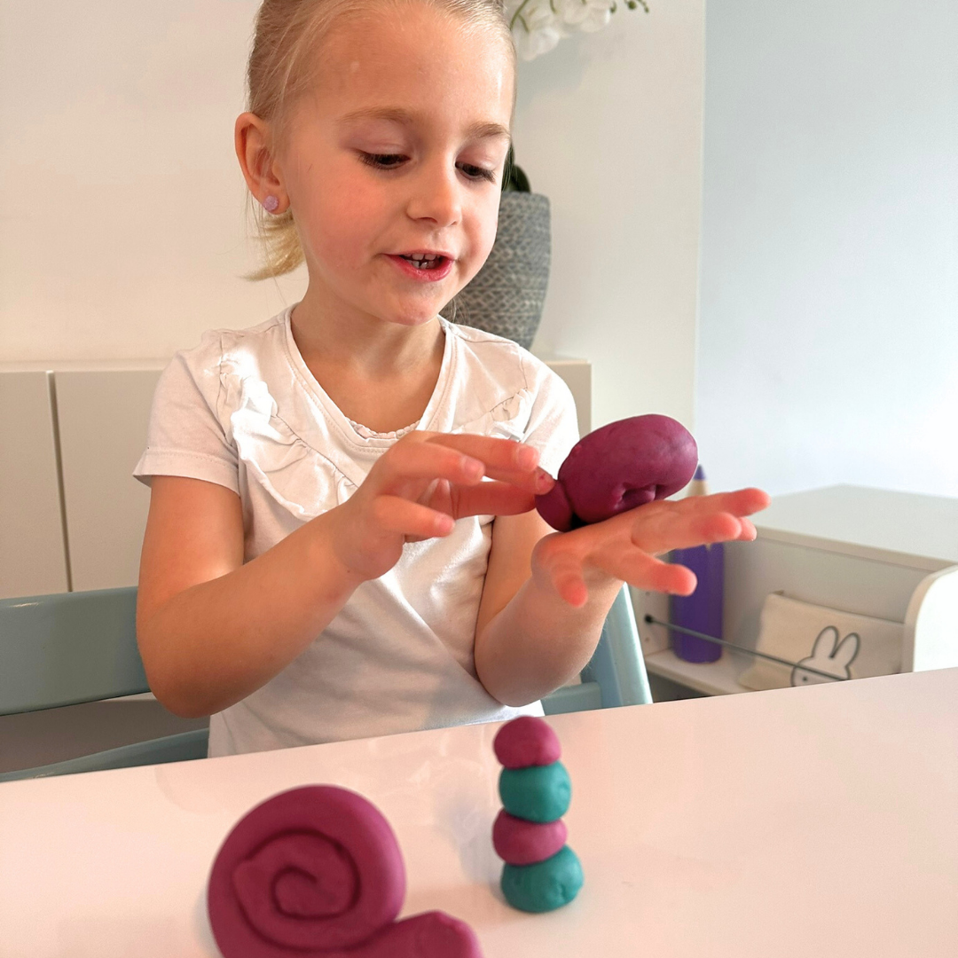 Kind speelt met speeldeeg zonder materialen. 