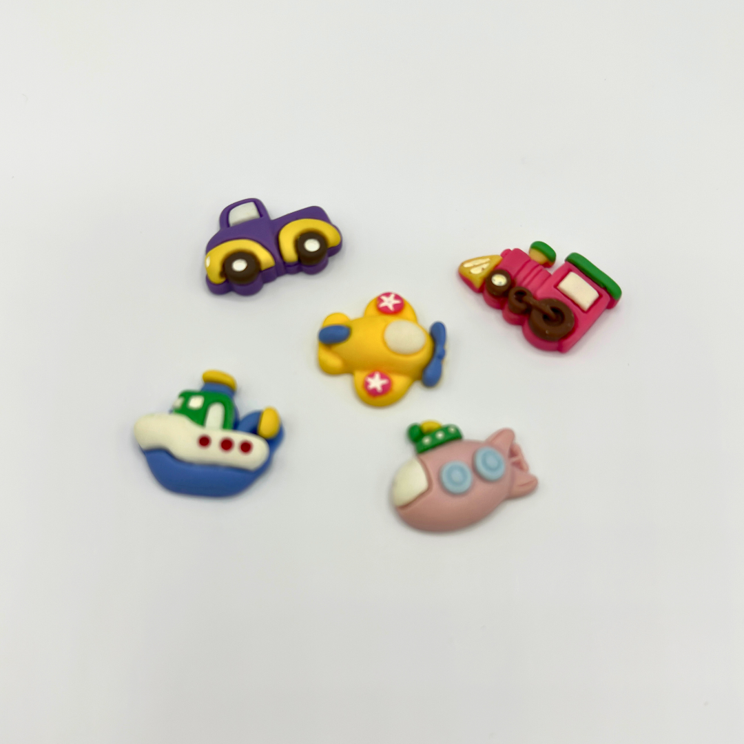 Auto, vliegtuig, trein, boot en duikboot als kleurrijke spelaccessoires voor themaspel