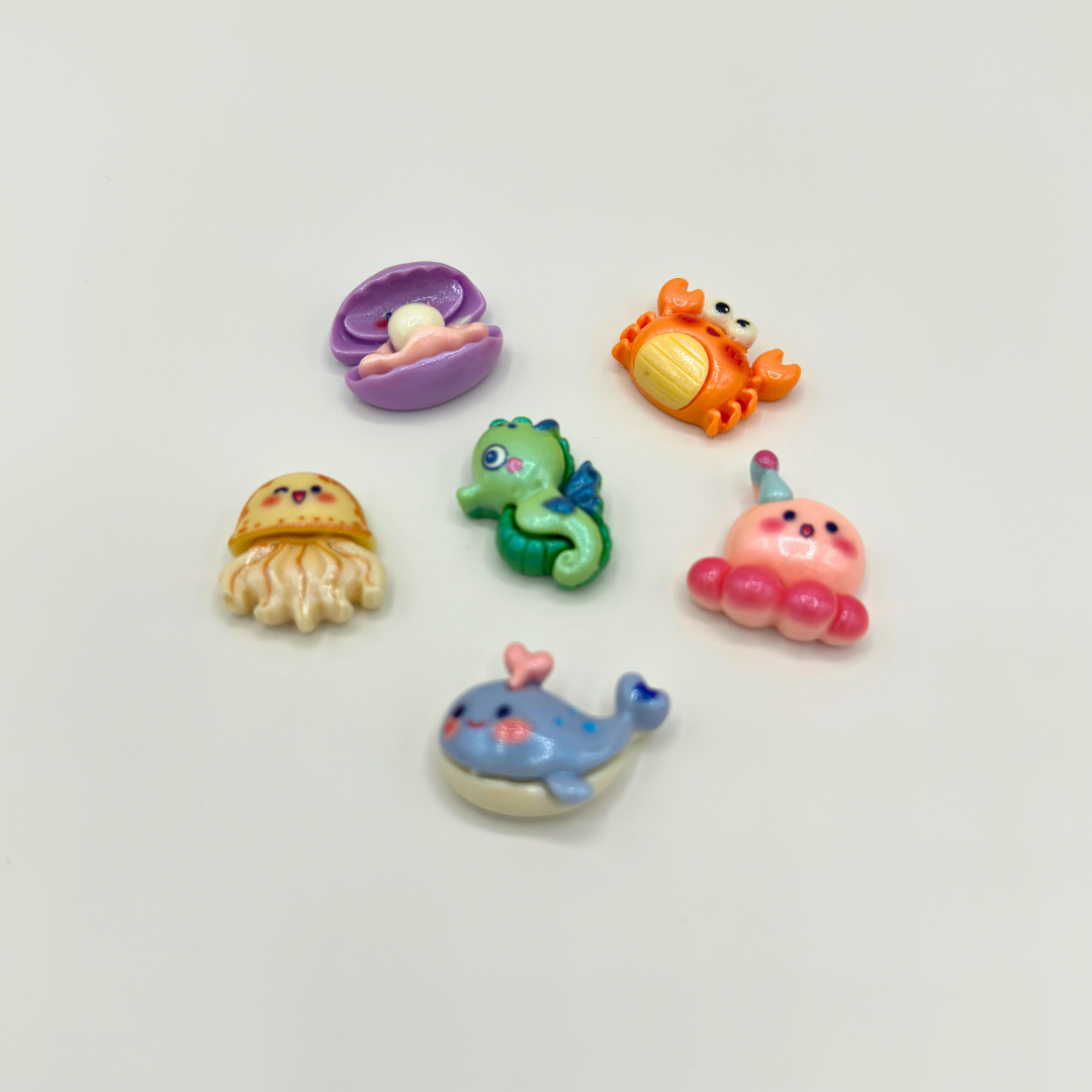 Zeewezens zoals een walvis, krab en zeepaardje in vrolijke kleuren voor fantasiespel