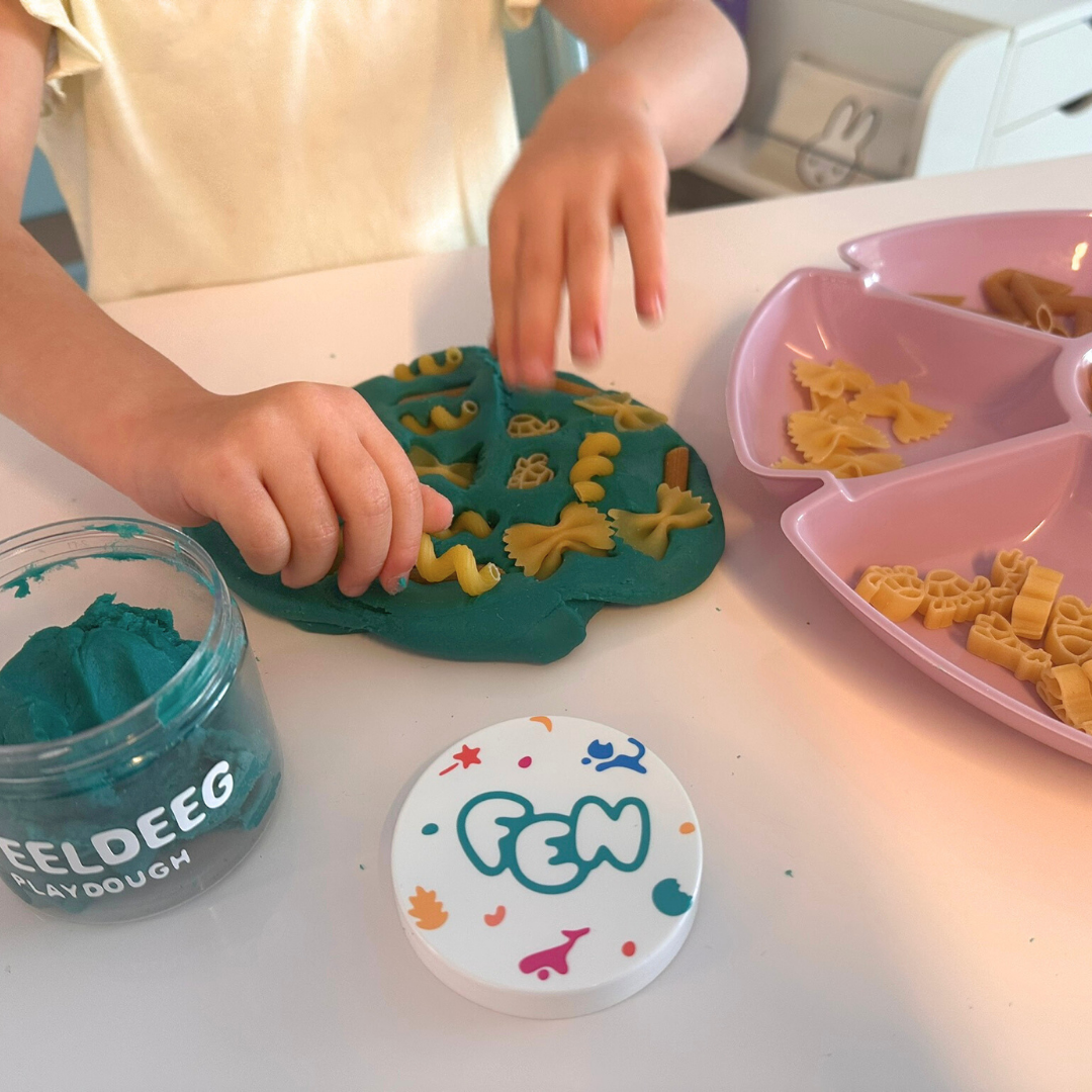 Spelen met speeldeeg en ongekookte past 