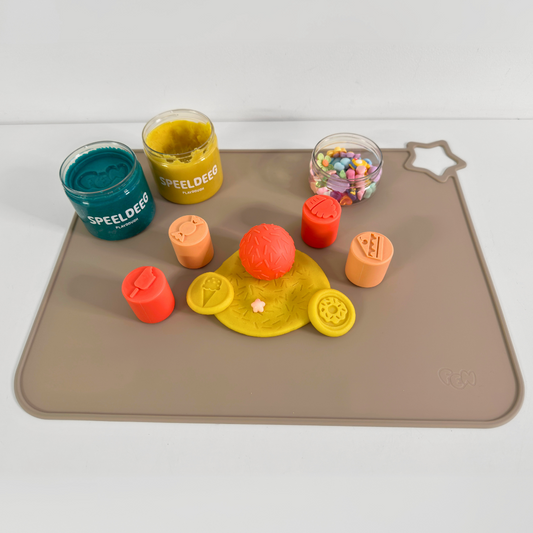 Zandbeige placemat met snoep-stempels, gele dough-bol & rode Fen-speeldeeg