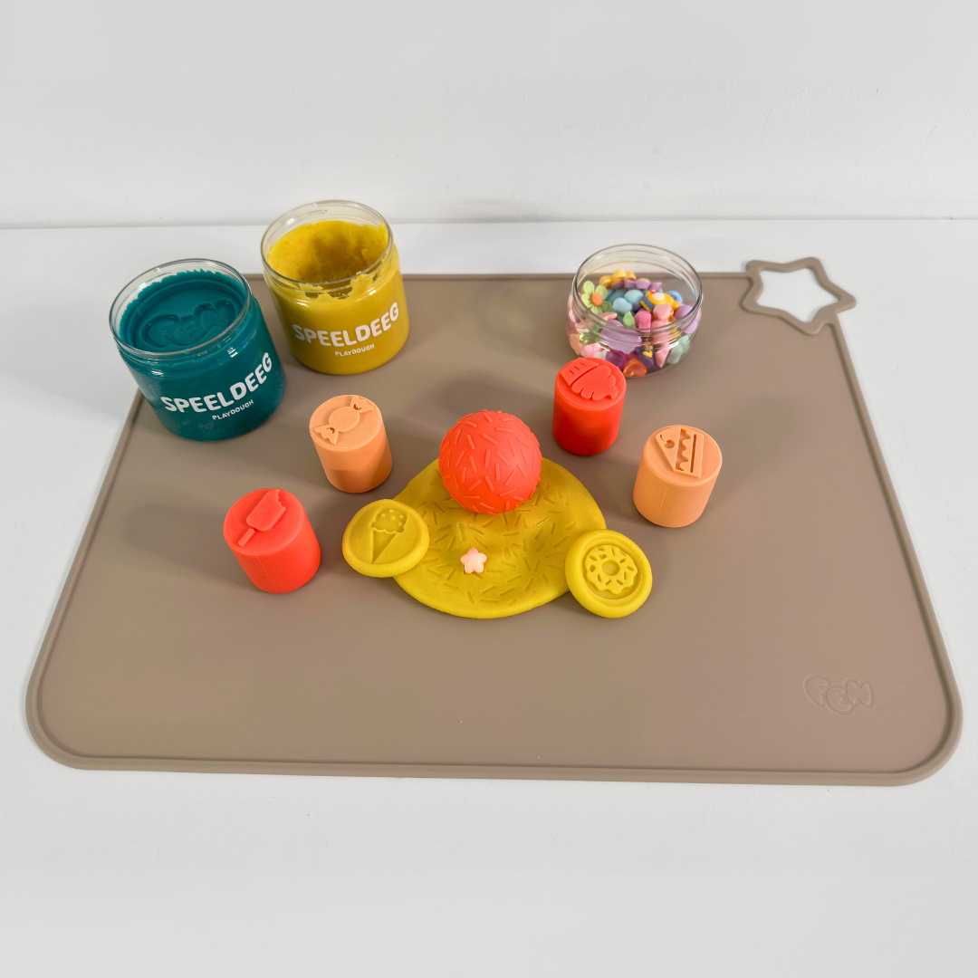 Zandbeige placemat met snoep-stempels, gele dough-bol & rode Fen-speeldeeg