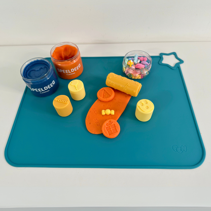 Turkooisgroene placemat met Verjaardag-stempels, oranje Fen-speeldeeg & mini versieringen