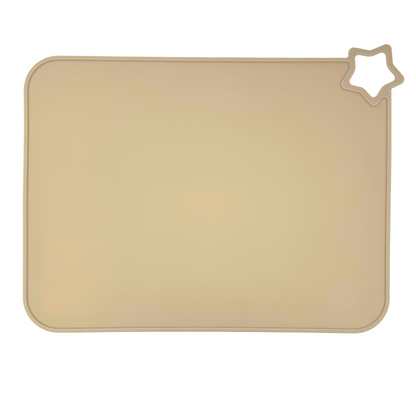 De zandkleurige placemat is stijlvol én praktisch. Past perfect bij rustiger speelomgevingen of het eetmoment.