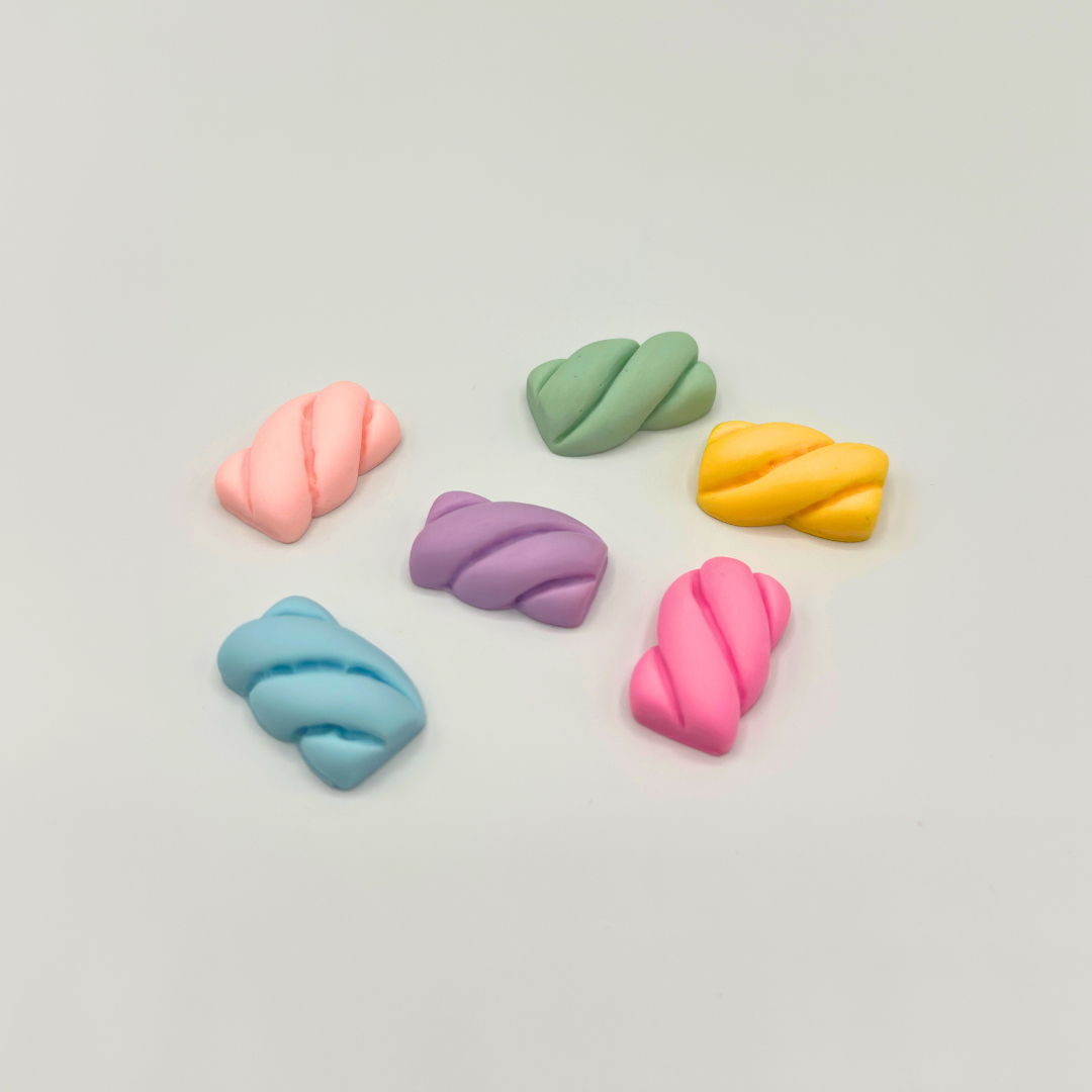Gekleurde marshmallowvormige speelelementen voor gebruik met zachte klei of speeldeeg