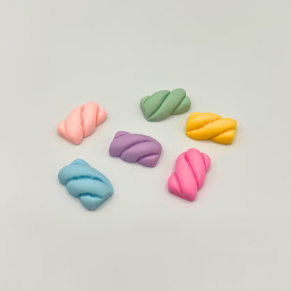 Gekleurde marshmallowvormige speelelementen voor gebruik met zachte klei of speeldeeg