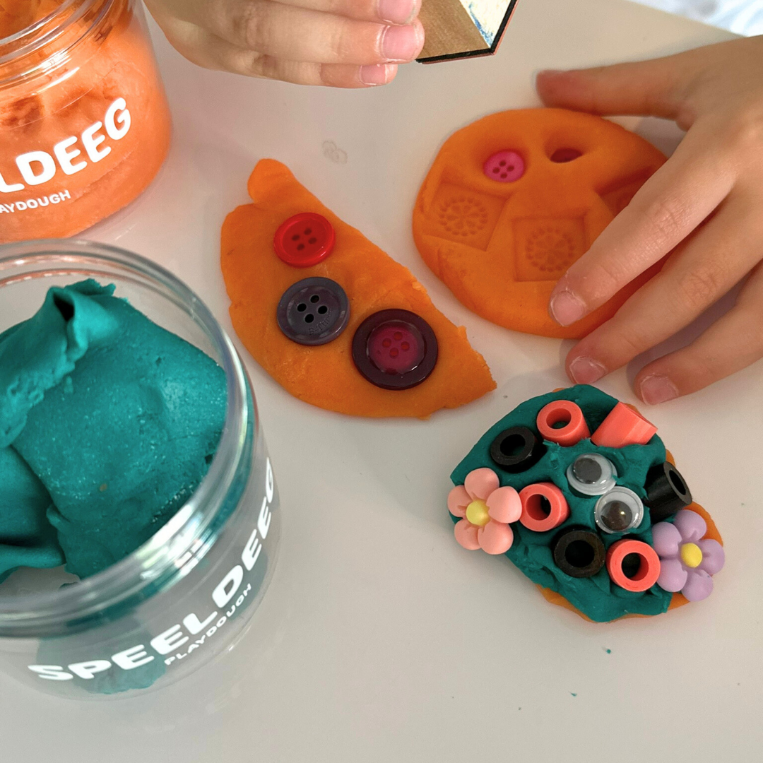 Afdrukken maken met stempels in speeldeeg