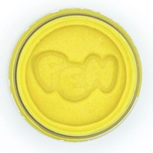 gele speeldeeg op natuurlijke basis voor sensorisch spel zonder schermtijd