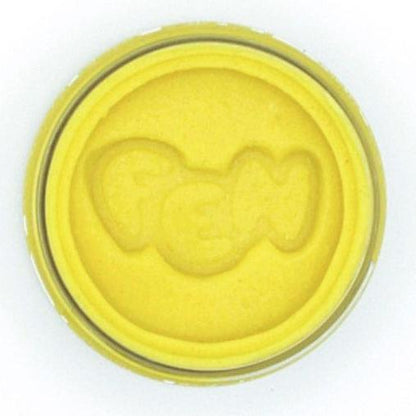 gele speeldeeg op natuurlijke basis voor sensorisch spel zonder schermtijd