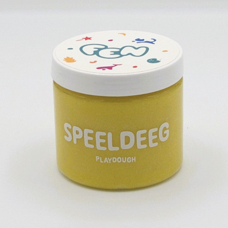 zacht gele speeldeeg in potje ideaal voor open ended spel zonder voorbereiding
